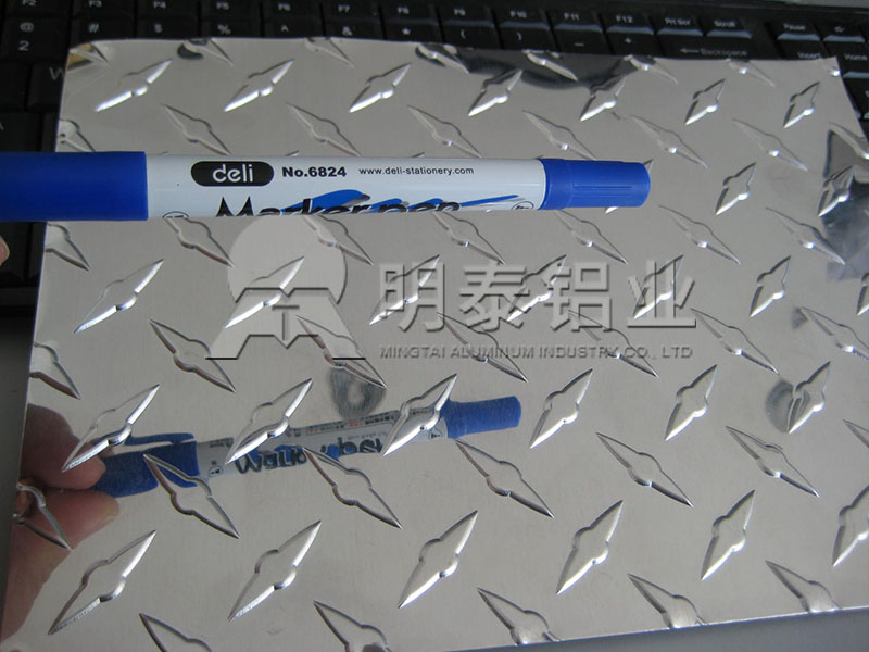 3003-H22花纹铝板_工具箱用指针型花纹铝板多少钱一吨？